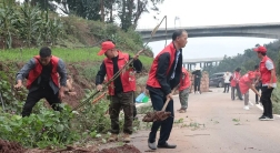 志愿服务我先行 道路养护暖人心